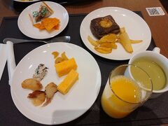 サクララウンジで朝食を取ります。
ご飯もあるのですが機内食がすぐに出てくるので少なめでと思いつつ、この後に特性ビーフカレーを頂きました。これは外せません、本当に旨い。