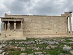 こちらの建物はエレクティオン
紀元前408年に完成南側にはカリアティデスと呼ばれる
6人の少女像を柱とした柱廊が張り出す建物ですが
ここにある少女像は複製でオリジナルの内5本はアクロポリス博物館
残り１本は大英博物館に