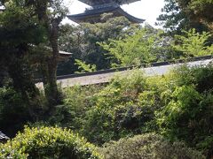 書院の前庭である妙成寺庭園は県指定名勝に指定されています。五重塔の借景とした庭園は珍しいです