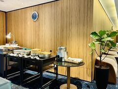 16:05 シンガポール空港着。乗り継ぎ時間は約3時間。
すぐにラウンジへ。
スタアラゴールドの資格だけで 利用できる、T2ラウンジは広々とした空間です。さすがシンガポール航空本拠地のラウンジ。
提供されている食事の種類も豊富。
点心類や中華料理がずらり。
