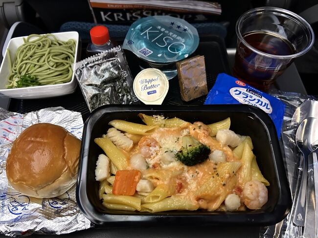 離陸して約3時間後、お昼ご飯。洋食を選択しました。<br />シーフードのクリームペンネ。<br />普通においしくて完食！