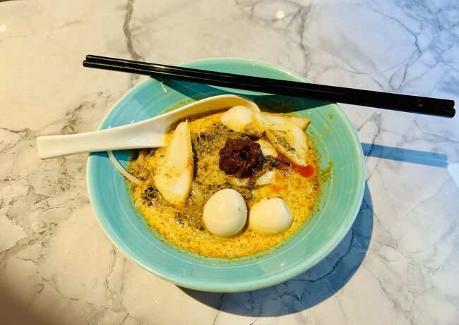 最初はラクサを頂きました。クリーミーなカレー味のスパイシー麺料理。<br />具材が豪華なだけでなく、麺ももちもちで、辛さの中にまろやかな口当たりのスープとマッチしていました。とても食べやすかったです！