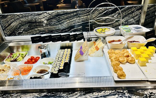 奥に進むと、巻き寿司、サンドイッチ、サラダとケーキ…