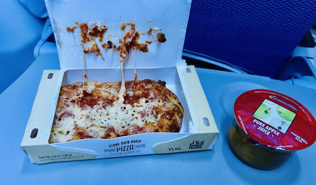 ペナン島行き 19:00発の便に搭乗。　<br />1時間半のフライトでしたが機内食が出ました。<br />チーズたっぷりピザとジュース。<br />お腹がいっぱいなのに…<br />美味しそうなので、また食べてしまいました。<br />完全に食べ過ぎ！！