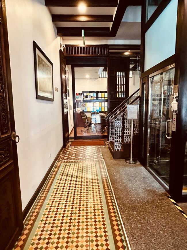 初めてGrabを呼んでアレカ ホテルペナンへ。<br />事前にルートと料金がわかるので、あまりにも安全・便利で、良い意味でカルチャーショックを受けました！<br /><br />30分くらいで ホテルに到着しました。<br />プラナカン•タイルの素敵な床、階段、吹き抜けの中廊下…とても落ち着いた雰囲気のホテル。<br />右側にあるガラス張りのエレベーターで3階の部屋へ。