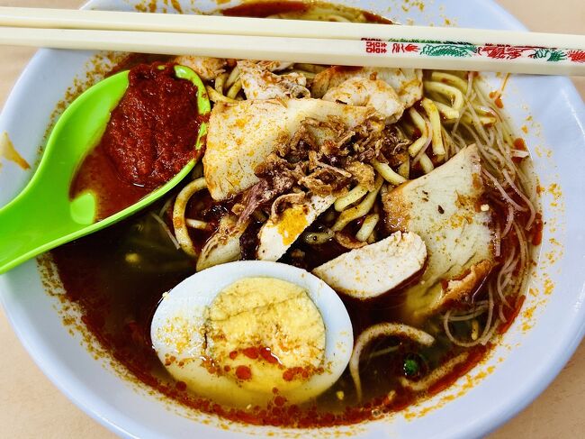 デザートを食べてからの福建麺 (蝦麺)<br />食べる順番を間違えたけど……海老のコクと旨味がすごい！<br />見た目より優しい味で、ほんのり甘くて、サラサラ食べられます。8リンギット(約￥270)<br />なんといっても安い！最高！