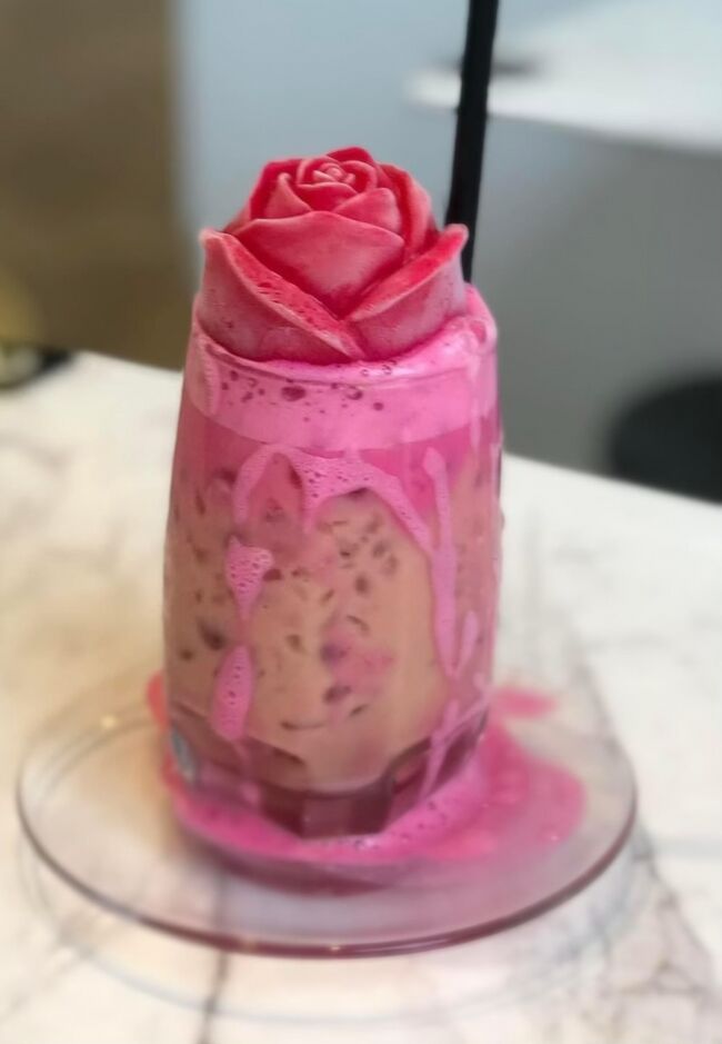 朝食は、Grabで現地の友人にすすめられたカフェ 土库鋪子へ。<br />着いたらすぐに隣の人と同じ物、こちらの薔薇のアイスミルクティーを注文しました。喉が渇いたので、一気に半分くらい飲んでしまいました。普通の美味しいミルクティーでした。