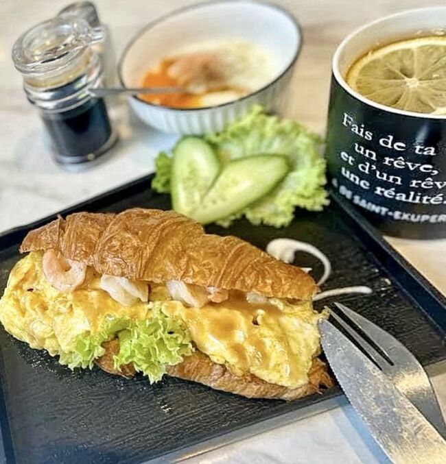 エビとアボカドのたまごクロワッサンサンド。<br />手軽にリッチなサンドウィッチが食べられて大満足！<br />他に半熟卵も、ドリンク2杯も頼んだので、約37リンギット(約￥1300)