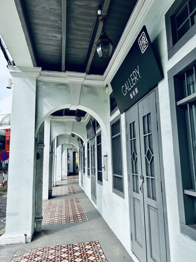 様々な様式が入り乱れるプラナカン建築。<br />シックなモノトーンスタイルも好き。