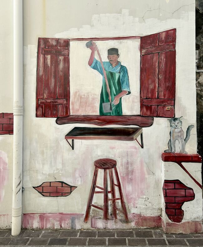 マレーシアの国民的ドリンクの「ミルク紅茶」Teh Tarikの壁画。<br />紅茶とコンデンスミルク• 砂糖を混ぜる時に、左右の手で持った二つのカップを使って、互いに引くようにして移し替えて混ぜる「ミルク紅茶」<br /><br />やっぱりカフェかなぁ⁈<br />