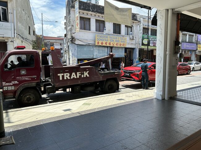 あれ？外は騒がしい。<br />駐禁の車が持って行かれそう！<br />レッカー移動の直前、ドライバーが現れてギリギリセーフ！