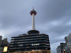 京都タワーを見てまた電車にのります。
通勤時間帯ということもあって混みあっていましたが、立ってる時間は少なくて済みました。
この日の移動、9時間越え。
飛行機より自由度高いし、いざとなったら途中で降りることもできる安心感もあって、初めての青春18きっぷの旅は快適でした。
今後も使いたいですが、移動だけではもったいないので、プランはじっくり考えてみたいです。