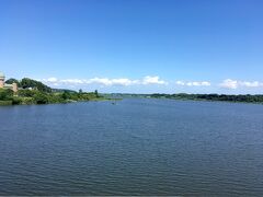 手賀沼公園から沼を望むと、群青色の水面が東西に広がっていました。
汚染された時期もあったということですが、今はとてもきれいです。
