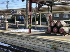 塩尻駅　ホームに塩尻ワインの樽
左端に見えるのはホーム唯一のぶどう園