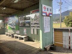 里駅　地元の小学生が描いた壁画「桜と電車」