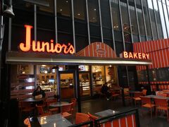 Junior'へ。
このお店、ニューヨークチーズケーキが有名なお店でお隣にレストランがあり、混雑してました。
今回は、お持ち帰りができる店舗がありこちらで購入。