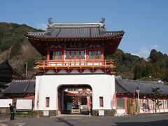 春慶屋を出ると左に楼門があります。
武雄温泉といえばこの楼門が有名ですね。
東京駅を設計した辰野金吾の設計で、くぎを使わない独創的な建造物だそうです。
二階の天井の四隅には子、卯、午、酉の十二支の内の４つの彫り絵があるそうです。十二支残りの８つはどこに？　なんと東京駅の南北ドームの天井にあるそうですよ！　面白いですね。

　
