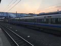 敦賀駅。
停車中の電車は、北陸本線見納めのJR車両・福井行き普通電車。