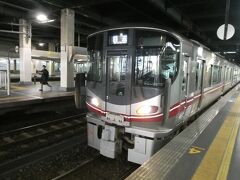 金沢駅に七尾線の521系が停車中。
見た目は225系にそっくり。