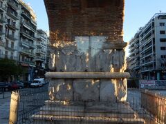 ガレリウスの凱旋門(紀元303年)
地元ではカマラとして知られるこのランドマークの石積みの躯体の大理石のパネルに刻まれたレリーフでペルシア人に対する皇帝の勝利を祝っている様だ
当時は、北のロタンダと南西の宮殿を繋がっていて、ローマ帝国の東西を貫く大動脈であるエグナティア街道がアーチの下を通っていた様だが、現在はこのアーチの一部しか残っていない
テッサロニキの初期キリスト教とビザンティン様式の建造物群