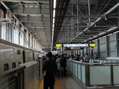 大宮駅を出て、わずか２時間半で福井駅に到着しました。
速いですね。
かつて東京から福井といえば夜行列車で往復していたころを思えば隔世の感がします。

ただ、福井駅はホーム１本だけ、下り上り同じホームから発車する小さな駅で驚きました。
まだ未完成なんでしょうか。