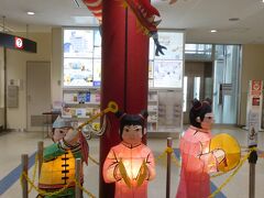 長崎空港へ到着。
１階の到着ロビーには、ランタン祭りの装飾がありました。