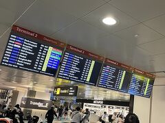 羽田から7時間で、シンガポールチャンギ空港に到着。ジョグジャカルタへの乗り継ぎゲート探しても見つからず焦りましたが、ターミナルが違うとそもそも表示されない掲示板も。全ターミナルが網羅されてる掲示板を探します。