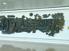 ジョグジャカルタ空港到着。空港内のモニュメント。

インドネシア入国に必要なのは以下二つ。いずれも事前に登録必要です。そしてちゃんと事前登録してたら、まったく入国審査待たずに済みました。

1.e-VOA 
ビザ。インドネシア大使館サイトからオンライン申請。空港に着いた時に取得できるVOA(Visa on Arrival)もあるけど時間かかるし待ちます。e-VOAのプリントアウトした紙みせたら優先レーンで待ち0秒でした。

2.e-CD
税関申告。こちらもインドネシア大使館サイトからオンライン申請。QRコードが表示されるので、それをスクショかダウンロードして税関で見せます。見せるっていうか、QRコードをかざせば内容チェックなしで通り抜けられました。こちらも待ち0秒。QRコードない人は、その場で登録するか紙を書くよう言われてました。