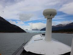 今日は1日氷河観光。午前中は船に乗って湖の上から氷河を眺める。