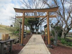 小室山の山麓に里宮が、山頂に奥宮が建っています。元禄の大地震で被害を受けた小田原領の鎮守として建てられたのが始まりとのことです。地震や火災、海難から守り、復興を見守る神として信仰されています。里宮に建つ鳥居は安政の地震や関東大震災でも倒れなかったそうです。