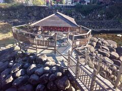 独鈷の湯

修善寺温泉の中心を流れる、桂川河畔に湧く修善寺温泉発祥の湯。修善寺温泉は伊豆、最古の湯と言われてます。
