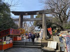 上野東照宮の参道には屋台が出ていました。