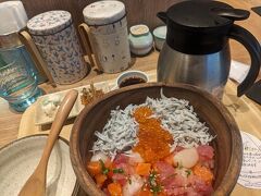 夜行バス内で検索してたこちらで朝食　朝7時からやってて助かる　海鮮丼とだし茶漬け2段階で食べれて　朝食でもサラッといける