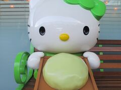 高速道路の渋滞を避けるために早朝に自宅を出発、海老名SAで朝食をとり伊東温泉に向かいました。海老名SAでは名物のメロンパンとカレーパンを購入しました。日頃は多くの人で賑わうSAですが、早朝だったためとても空いていました。トイレの注意書きが14ヵ国語で書かれていたのにはびっくりしました。