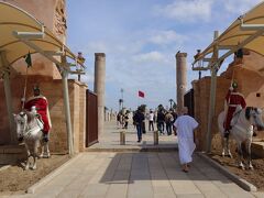 「ハッサンの塔」と「ムハマンド５世の霊廟」
入口の白馬に乗る衛兵達

写真は撮ってもOK