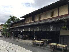 参道には有名なあぶり餅屋が並ぶ。
お参りも早々に
お腹いっぱいなのに　香ばしい香りに誘われて暖簾をくぐった。