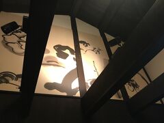 バスを乗り継ぎ　宿の近く二条に戻って京都らしいcafeで一休み。
然花抄院は和菓子の店　
蔵のようなスペースに通された。