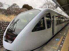 1時間50分ほどで東武日光駅に到着します。白い美しい電車です。途中の停止駅では撮影するヒトがちらほらいました。