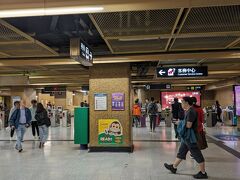 上環駅まで歩いて移動し、駅のカスタマーサービスセンターでオクトパスカードを返却します。
「refund please」と言えばOK！
手数料が差し引かれたお金を返金してくれます。
