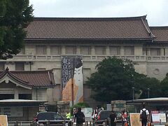 大噴水の脇を抜けて、屏風坂通りに出ました。
東京国立博物館の前に、写楽の「市川鰕蔵の竹村定之進」の幟が出ていました。
