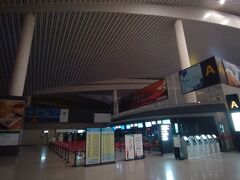 ほぼ定刻の23時半に蘭州中川空港に到着。もう出発便はなく静まり返っている夜の空港。