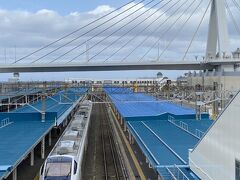 青森駅到着
美術館に行く前にまずはランチを食べに行きました
この日は火曜日、のっけ丼で有名な「青森魚菜センター」は定休日
「おさない」に行こうと考えていたけど、こちらもお休みでした
次の候補のお店がある「アウガ」の地下に行きました
