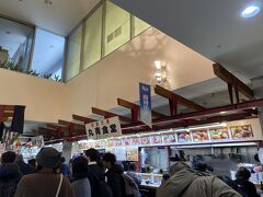 「丸青食堂」で食べることにしました
結構混んでいましたが、店先で名前を書き、呼ばれるまで順番を待ちました

