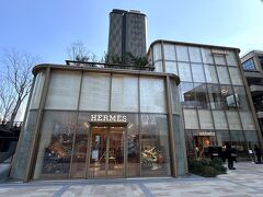 東京都港区麻布台『Azabudai Hills』「麻布台ヒルズアリーナ」「Hermes」

2024年2月29日、複合施設『麻布台ヒルズ』にオープンした
「エルメス」麻布台ヒルズ店の外観の写真。

緑豊かな都会のオアシス、ホテルや住宅に囲まれた2階建ての建物。
夜になると建物は灯篭のように光り輝き、昼間は活気ある
店舗の様子が広場からうかがえます。

パリ フォーブル店の屋上庭園で大切に育てられてきた“りんごの木”が
物語るエルメスのスピリットをこの地に受け継ぐため、
エルメス麻布台ヒルズ店にもリンゴの木が植えられました。

（HP）
https://www.hermes.com/jp/ja/content/327872-store-AzabudaiHills/