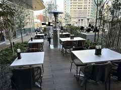 東京・神谷町『麻布台ヒルズ』「タワープラザ」3F【Balcony by 6th】

オールデイダイニング【バルコニー バイ シックス】のテラス
（バルコニー）の写真。