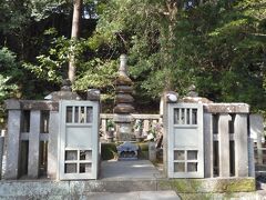 白旗神社の脇の階段を上がっていくと源頼朝のお墓があります。
ここは意外と観光客がいました。
とはいえ、高台にひっそりたたずんでいるという雰囲気。
理由はよくわからないんですが島津家が整備したのだそうです。