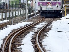 弘前鉄道大鰐線のりんごねぶた電車。
丁度、止まっていました。
乗客はいなかったからまだ、発車しないのかも?