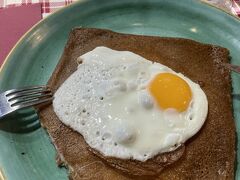 レンヌに戻り駅前のクレープリーでガレットを食べました。中はハム、チーズ、トマトが入っています。おいしかったです。
この後、TGV INOUIという、格安でない普通の高速列車でモンパルナス駅まで帰りました。往路とはお値段がかなり違う（確か2倍以上違う）のに、格安列車と殆ど変わりませんでした。車両が少し新しいだけでした。厳密には、格安列車は、大きなキャリーケースや自転車を持ち込むと別料金でした（持ち込まなかったけれど）。それを考えても、時間さえ合えば格安列車のほうがいいと思いました。モンパルナス駅からは地下鉄でホテルの近くの駅まで帰りました。