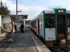 ２両編成の列車は日中時間帯ということもあり空いてはいるものの、キュンパス利用者も複数見られ、地方路線の需要喚起に役立っているようだった（売り上げは立たないかもしれないが）。
ということで最初の目的地は鳴子温泉駅の一つ先、中山平温泉駅で下車。１０時１７分着。