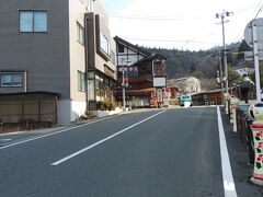 駅周辺はホテルや旅館のある温泉街を形成。規模はあまり大きくはないもののいかにも温泉街といった街並みを形成していた。また、こけしも有名なようで、歩道の柵にもこけしが施されていて、観光ムードが高まる。